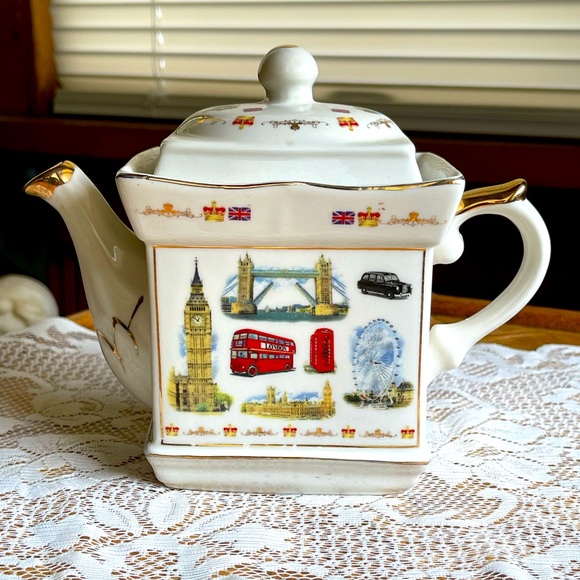 Other - Adorable British ceramic teapot landmarks of London souvenir